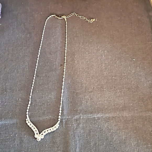 Clear crystals V necklace wedding, prom, formal lovely! Adjustable length - Picture 3 of 6